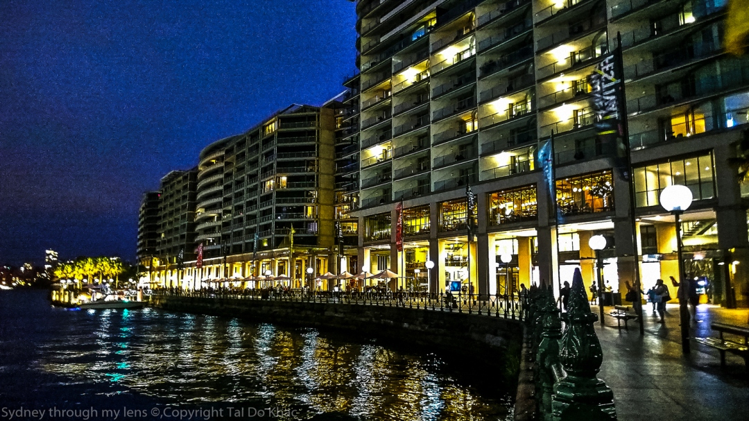 Darling Harbour ist ein Stadtteil von Sydney, New South Wales, Australien. Es handelt sich um ein großes Erholungsgebiet mit zahlreichen Hotels, Restaurants, Shoppingcentern, Theatern, Museen und Unterhaltungszentren, welches zu großen Teilen als Fußgängerzone ausgewiesen ist.  Darling Harbour liegt westlich des Stadtzentrums von Sydney beidseitig der Cockle Bay. Es erstreckt sich von Chinatown im Süden bis auf Höhe von Darling Point an der Pyrmont Bay im Osten und der Anlegestelle King Street Wharf im Westen. Die Cockle Bay ist nur eine jener zahlreichen Buchten, die zur wesentlich größeren Meeresbucht Darling Harbour gehören. 
